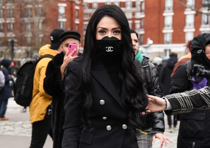  Trong tuần lễ thời trang, dàn fashionista đã tự đính logo của thương hiệu lớn lên khẩu trang. Mẫu phụ kiện gam đen kết hợp với logo hai chữ C của Chanel được ưa chuộng bởi kiểu dáng đơn giản nhưng sang chảnh. Ảnh: Fortune. 