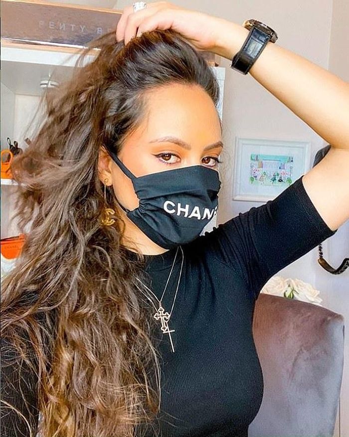  Đến nay, Chanel chưa ra mắt bất kỳ mẫu khẩu trang nào. Những phụ kiện đính logo hai chữ C hoặc in tên thương hiệu đều là hàng giả. Tuy nhiên, chúng được các trang thương mại điện tử, nhiều tài khoản bán hàng gắn mác tự thiết kế. Ảnh: Dailymail. 