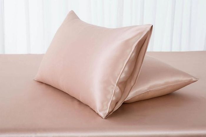 Những mẫu gối lụa nhẹ và thoáng cho da, tạo cảm giác dễ chịu khi ngủ. Ảnh: Silk Only.