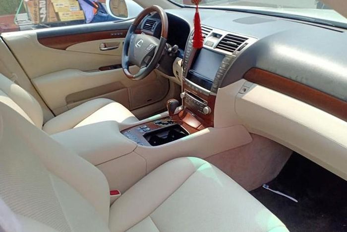 Về trang bị bên trong, xe sở hữu nhiều option nhiều hơn so bản thường cùng đời bao gồm 4 cửa hít, cốp điện, 4 ghế chỉnh điện có sưởi, điều hòa tự động 2 vùng độc lập, gương kính chỉnh điện tự động, chìa khóa thông minh, màn hình DVD kèm 19 loa Mark Levinson cao cấp, radio AM - FM và cảm biến quanh xe…