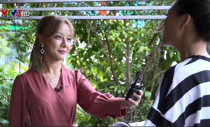  Thu Hương phỏng vấn diễn viên Thu Quỳnh trong một chương trình trên VTV3. 