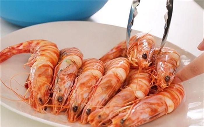 Ăn tôm đừng bỏ đầu.