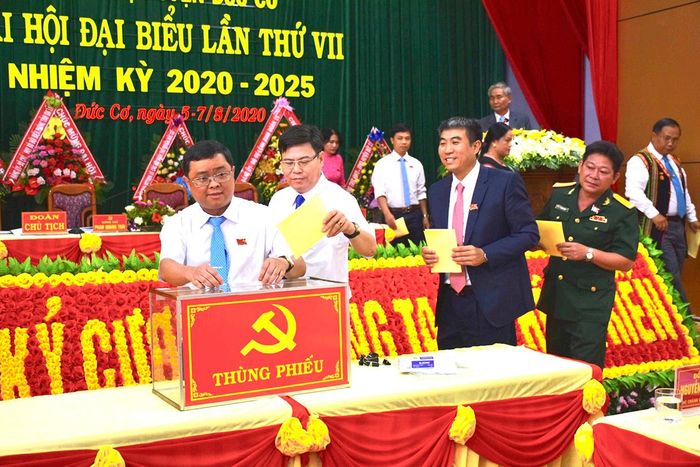 Các đại biểu bỏ phiếu bầu Ban Chấp hành Đảng bộ huyện Đức Cơ nhiệm kỳ 2020-2025. Ảnh: L.N