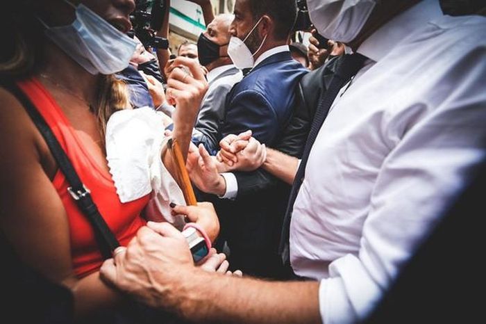 Ông dành sự động viên đến người dân nơi đây. Hành động của Tổng thống Emmanuel được cộng đồng mạng chia sẻ và ca ngợi.