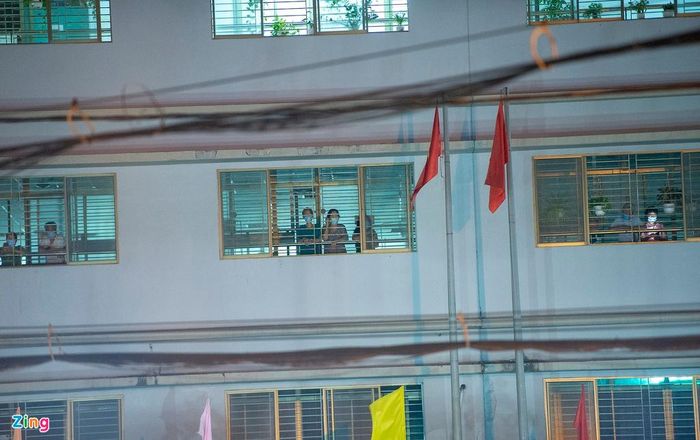  Nhiều người đang cách ly tại các tòa nhà của bệnh viện vẫn mở đèn sáng lúc 0h và theo dõi khoảnh khắc nơi này được gỡ lệnh phong tỏa. Bệnh viện C là nơi đầu tiên phát hiện ca mắc Covid-19 ở Đà Nẵng, ngày 24/7. Sau đó, nơi này được phong tỏa với hơn 1.000 người bên trong. 