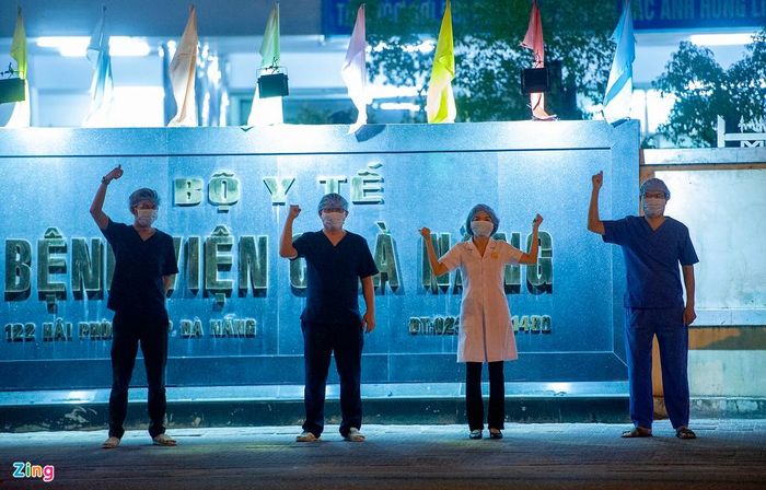  Điều này nhằm đảm bảo tính giãn cách nhất định giữa đội ngũ thầy thuốc và những người phía ngoài, trong bối cảnh dịch bệnh Covid-19 còn diễn biến phức tạp. Mọi người cùng hô lớn và thể hiện quyết tâm chống dịch Covid-19. 