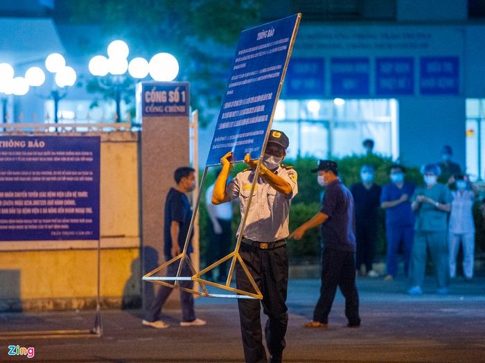 Nhân viên bảo vệ mang chiếc bảng thông báo đặt phía ngoài cổng chính, thông báo bệnh viện hết lệnh phong tỏa và có thể tiếp nhận bệnh nhân. Tuy nhiên, bệnh nhân được tiếp nhận điều trị sẽ dừng lại trong khuôn khổ nhóm bệnh nhân cấp cứu, bệnh chuyển tuyến, bệnh nhân đăng ký bảo hiểm y tế khám chữa bệnh ban đầu tại Bệnh viện C Đà Nẵng đến khám ngoại trú. 