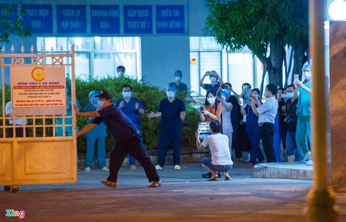  Đúng 0h, lực lượng an ninh tháo dỡ lớp barie phong tỏa trước cổng chính Bệnh viện C trong sự vui mừng của nhiều y, bác sĩ bệnh viện. 