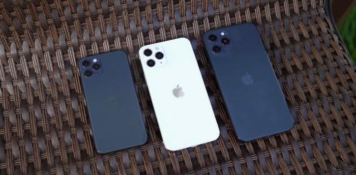 3 phiên bản màn hình của iPhone 12 gồm 5,4 inch, 6,1 inch và 6,7 inch. Ảnh: iupdate/YouTube. 