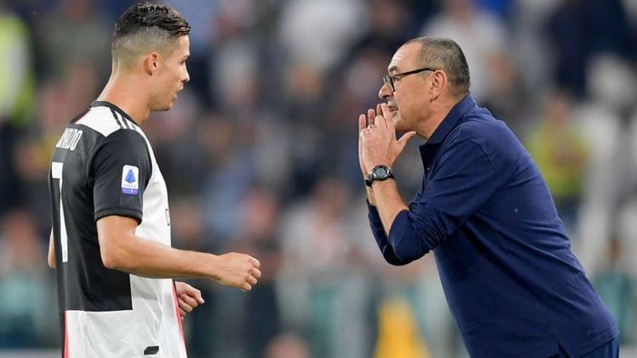  HLV Sarri bị đồn thổi không được lòng Cristiano Ronaldo, siêu sao quan trọng nhất đội bóng. Cầu thủ người Bồ Đào Nha nhiều lần tỏ thái độ với HLV trưởng đội bóng. Vào giữa tháng 6, HLV Sarri đổ lỗi cho Ronaldo và hàng công sau khi Juventus thua ở chung kết cúp quốc gia Italy trước Napoli. Sau đó, chị gái của Ronaldo không ngần ngại công kích mạnh mẽ HLV này. Ảnh: Getty. 