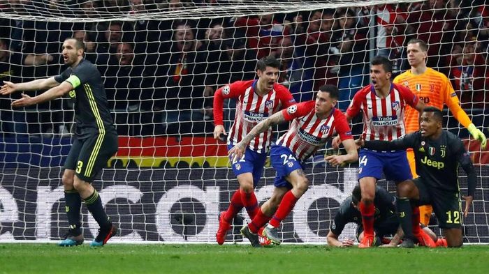  Juve chơi tệ trong các tình huống cố định mùa này. Họ thường xuyên để thua ở các quả phạt góc hay đá phạt từ 2 cánh của đối thủ. Ảnh: Getty. 