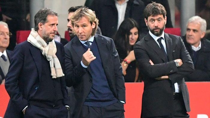  Tuy nhiên, phong độ sa sút của Sarri và các học trò cũng có trách nhiệm không nhỏ thuộc về BLĐ Juve, đứng đầu là Giám đốc điều hành Fabio Paratici (từ trái sang), Giám đốc thể thao Pavel Nedved (giữa) và Chủ tịch CLB Andrea Agnelli. Ảnh: Getty. 