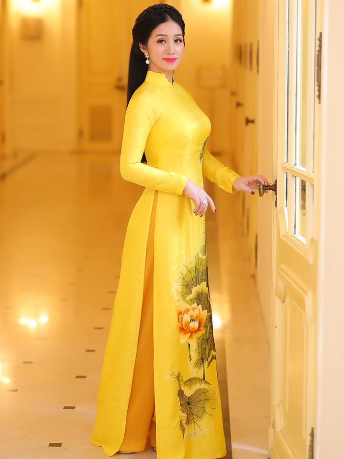 Nghệ sĩ Phương Nga trong trang phục Áo dài Quỳnh Anh