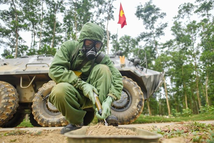  Vận động viên thực hiện lấy mẫu đất bị nhiễm xạ để xử lý. 