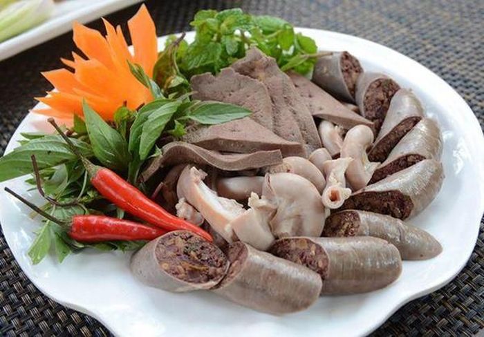 Mỗi nguyên liệu có hương vị riêng nhưng để chung vào một chiếc bát to, sự hòa quyện hương vị này tạo nên sức hấp dẫn bất ngờ.