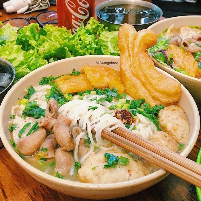 Ngoài lòng cá, bát bún còn có cá thu hoặc cá bông, tùy theo sự lựa chọn của mỗi người. Đây là hai loại cá biển ít xương, có vị ngọt, được chiên vàng và để nguyên miếng lớn, ăn rất đã miệng. Ăn bún lòng cá cay thường ăn kèm với cả rau sống và quẩy.