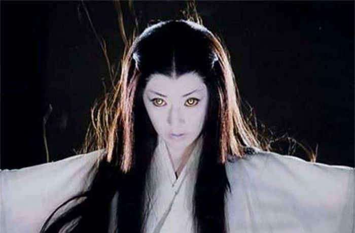5. Tuyết nữ Yuki Onna: Tuyết nữ Yuki-Onna của Nhật Bản thường được nhắc đến với vẻ ngoài trẻ trung, đôi môi hơi xanh, tóc đen dài và làn da trắng muốt. Trong top 10 con ma đáng sợ nhất trong lịch sử nhân loại, tuyết nữ Yuki-Onna của Nhật Bản thường được nhắc đến với vẻ ngoài trẻ trung, đôi môi hơi xanh, tóc đen dài và làn da trắng muốt. Yuki-Onna thường chỉ xuất hiện vào những ngày mùa đông khi tuyết rơi dày với bộ kimono trắng. Nếu ai lỡ gặp Yuki-Onna thì chắc chắn đều sẽ chết, một cái chết vô cùng lạnh lẽo và đơn độc.