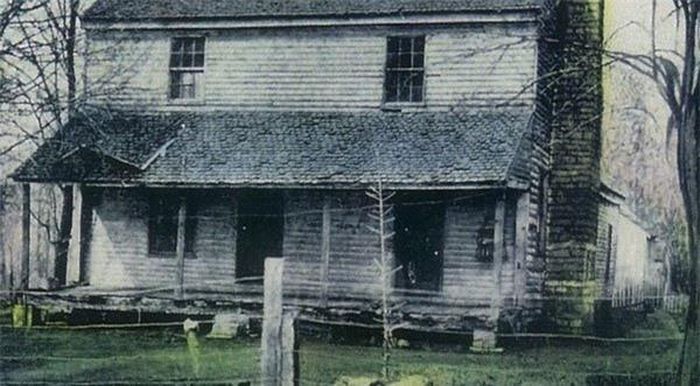 2. Hồn ma Bell: Truyện kinh dị về hồn ma Bell (Bell Witch) lan truyền khắp bang Tennessee và nước Mỹ bắt nguồn từ gia đình John Bell. Sau khi chuyển đến thị trấn Adams, phía bắc hạt Roberson, bang Tennessee sinh sống, ông Bell và con trai đi săn và vô tình nhìn thấy một sinh vật đáng sợ nhưng không kịp bắn. Kể từ đó, gia đình Bell bắt đầu chuỗi ngày ám ảnh với những âm thanh ghê rợn, với giọng nói thì thầm, yếu ớt hay bóng người bí ẩn lượn lờ phía đầu giường hoặc trên tường. Cuối cùng, bi kịch đã xảy ra khi hồn ma đáng sợ này tấn công Betsy, con gái của John Bell và vị linh mục được mời tới làm lễ. Sự việc khiến cả thị trấn khiếp sợ, khiến tướng Andrew Jackson (sau này là tổng thống của nước Mỹ) cũng phải chú ý và mời pháp sư tới khuất phục nhưng đành bó tay. Mãi đến khi John Bell uống thuốc độc chết thì hồn ma Bell mới chấp nhận và dần biến mất. 