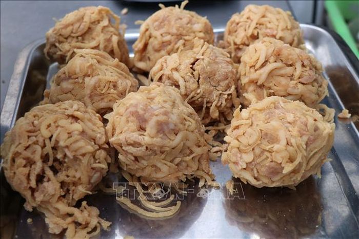 Nem được nắm thành từng quả. Ảnh: Đinh Văn Nhiều/TTXVN