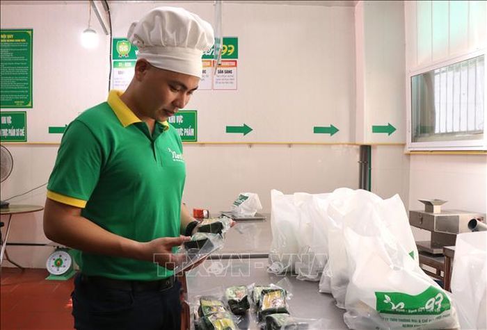 Anh Phạm Văn Tiến kiểm tra nem trước khi xuất xưởng. Ảnh: Đinh Văn Nhiều/TTXVN