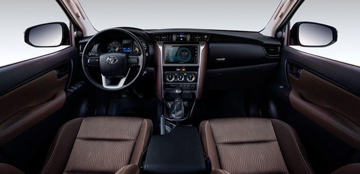 Khoang nội thất Toyota Fortuner.