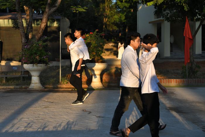  Minh và Hiếu đều đoạt giải cao trong kỳ thi học sinh giỏi tỉnh. 