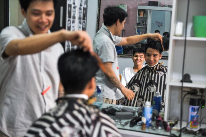 "Anh cắt cho em bảnh vào đấy nhé", Minh tếu táo đùa. 