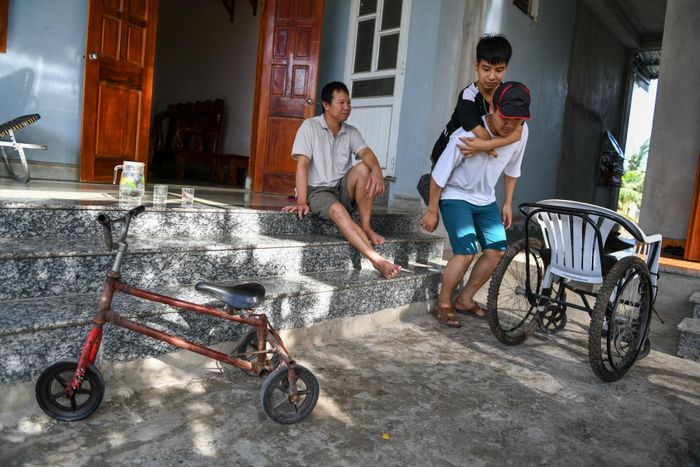  Khi không có ai hỗ trợ, Minh vẫn có thể sử dụng chiếc xe tự chế phục vụ sinh hoạt hàng ngày.