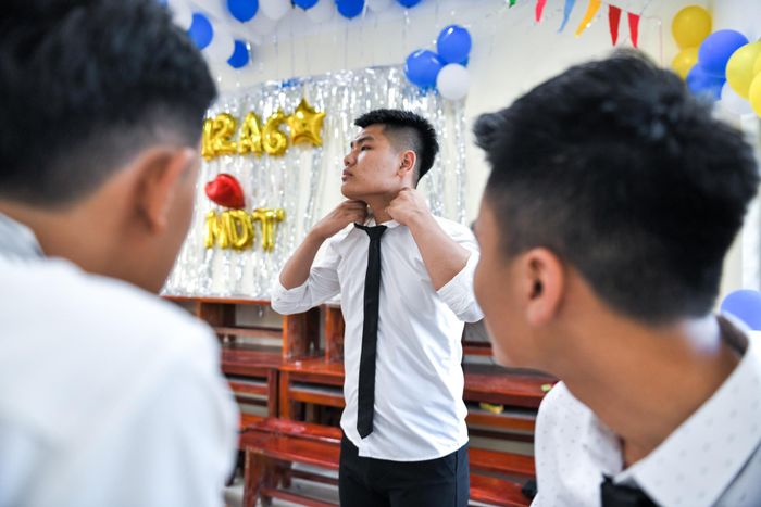  Những chàng trai 18 tuổi bỡ ngỡ trong lần đầu tiên đeo cà vạt, mặc vest. 