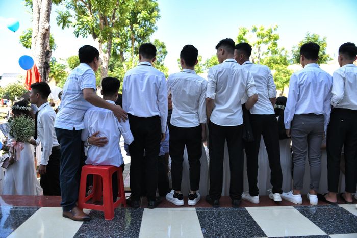  Mỗi lần Hiếu bận, các bạn nam khác trong lớp sẽ thay nhau đưa đón Minh đi học. 