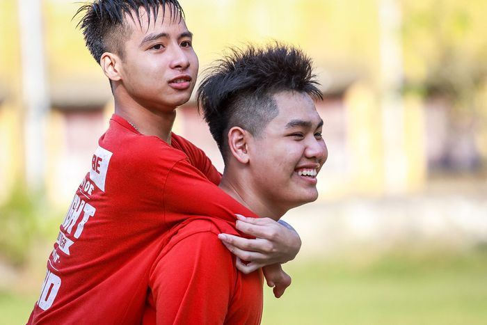  Cuối trận, ai cũng ướt sũng, nhưng gương mặt đều rạng rỡ. 