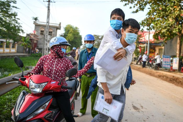  Dù đôi bạn tự đi được đến điểm thi nhưng để đảm bảo an toàn, bố mẹ Minh - Hiếu cùng đưa các em đi. 
