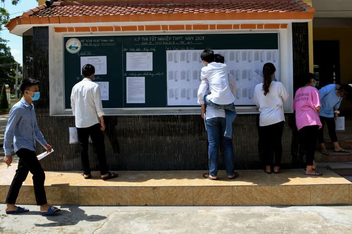  Đôi bạn kiếm tra lại số báo danh, phòng thi lần cuối. 