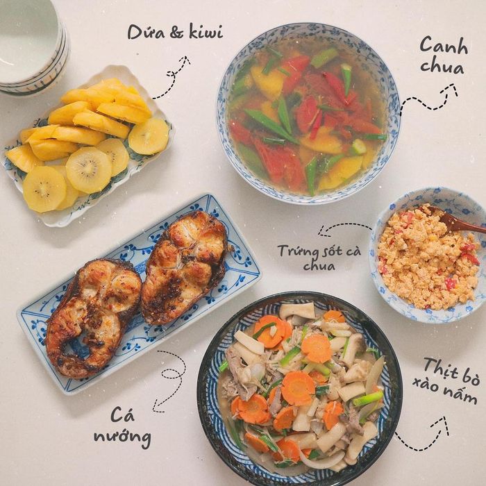 Gợi ý tiếp theo là bữa tối với cá nướng, canh chua, trứng sốt cá chua, thịt bò xào nấm và tráng miệng kiwi, dứa. Về món cá nướng, bạn có thể sử dụng nồi chiên không dầu để tiết kiệm thời gian. Món canh chua bạn có thể nấu cùng sườn để tăng vị đậm đà hoặc sử dụng bột dashi rong biển cũng rất ưng miệng. 