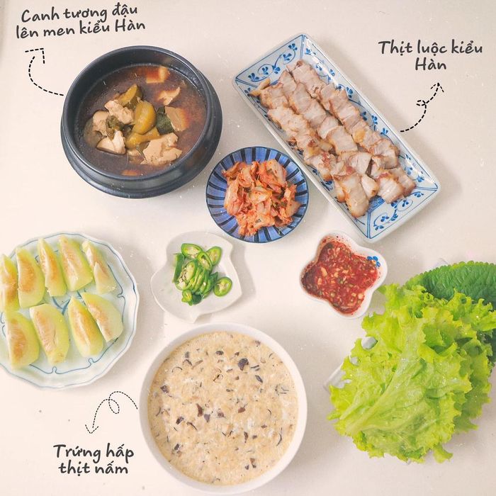 Các bà nội trợ có thể lưu lại thực đơn gồm canh tương đậu đen lên men, thịt luộc kiểu Hàn Quốc, trứng hấp thịt nấm, kim chi muối và tráng miệng dưa. Những lúc bí ý tưởng cho thực đơn bữa cơm gia đình, các món ăn trên có thể là lựa chọn tối ưu nhất. 