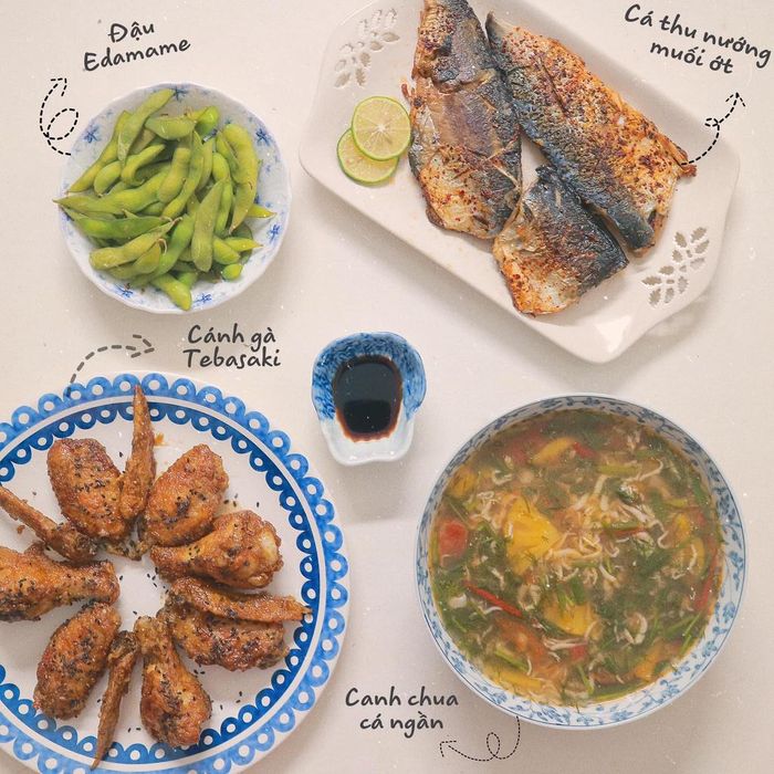 Với món cánh gà Tebasaki, bạn cần chiên vàng cánh gà đã được tẩm ướp và bọc bởi bột ngô. Phần nước sốt dùng kèm gồm xì dầu, dấm, đường, gừng, tỏi băm nhuyễn. Bạn có thể rắc thêm chút ớt bột hoặc vừng đen để món ăn thêm tròn vị. Bổ sung thêm món canh chua cá ngần, cá thu nướng muối ớt, đậu Edamame luộc, bạn đã có một mâm cơm ngon miệng cho gia đình. 
