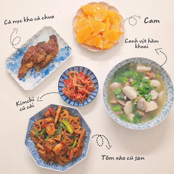 Một chút vị cay từ kim chi, kết hợp với canh vịt hầm khoai, tôm xào củ cải, cá nục kho cà chua, tráng miệng cam là bạn đã có một bữa tối chinh phục khẩu vị thành viên gia đình. Nếu bận rộn, bạn nên muối kim chi với số lượng nhiều và bảo quản trong tủ lạnh để dùng dài ngày. 