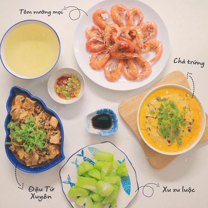 Đổi thực đơn với tôm nướng, đậu Tứ Xuyên, chả trứng và món rau luộc không thể thiếu. Bữa ăn bao gồm các nguyên liệu đơn giản nhưng với cách chế biến cầu kì một chút là bạn có ngay những món mới, đổi khẩu vị cho gia đình. 