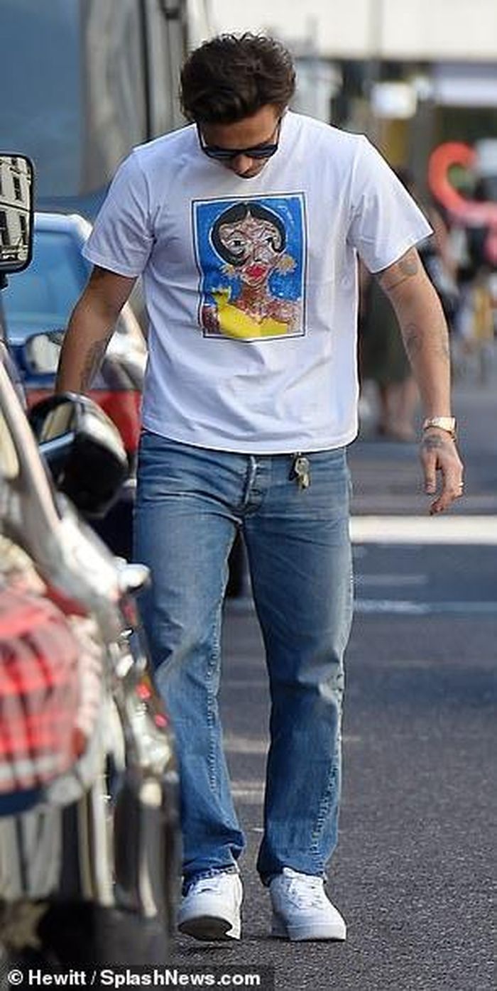 Beckham và bạn gái xuống phố để lộ nhẫn cưới trị giá hơn 450.000 USD. Ảnh: Splash News.