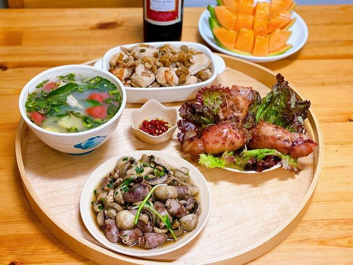 Xen kẽ những ngày ăn thịt, bạn nên bổ sung đa dạng các loại hải sản vào thực đơn mâm cơm thường ngày. Món mực nhồi thịt rim me chua chua, thơm ngậy sẽ phù hợp khi thưởng thức trong buổi tối trời mưa. Ngoài ra, bạn có thể bổ sung canh ngao chua, lườn gà rang sả, nấm xào tim gà vào thực đơn với mực.