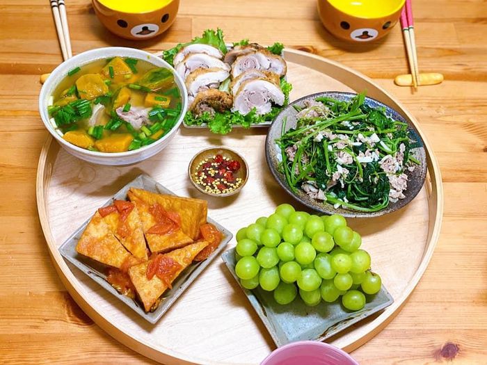 Trong thời gian dịch bệnh bùng phát lại, trời thường xuyên mưa, ăn cơm tối tại nhà cùng gia đình là lựa chọn đúng đắn. Món gà cuộn tiêu hấp mắm, ngọn su su xào thịt thăn, đậu sốt cà chua, canh bí đỏ hầm sườn non là những sự kết hợp chuẩn vị ngày mưa.