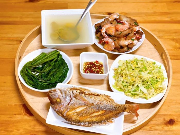 Cá hồng rán giòn, tôm rang ba chỉ heo, bắp cải xào trứng, rau muống luộc đều là những món dễ chế biến, phù hợp bữa cơm gia đình 3-4 người. Để mâm cơm thêm đẹp mắt, bạn có thể sử dụng bát đĩa đồng màu để làm nổi bật món ăn.