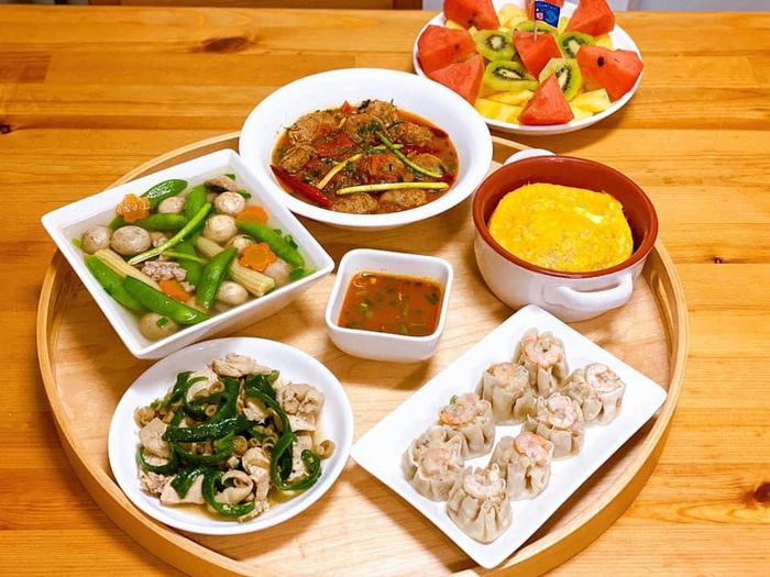 Những bữa cơm nhà kỳ công chuẩn bị vừa tiết kiệm, vừa đảm bảo an toàn hơn khi dùng bữa tại nhà hàng. Để tiết kiệm thời gian nấu nướng, bạn nên sơ chế nguyên liệu từ ngày hôm trước và bảo quản lạnh.