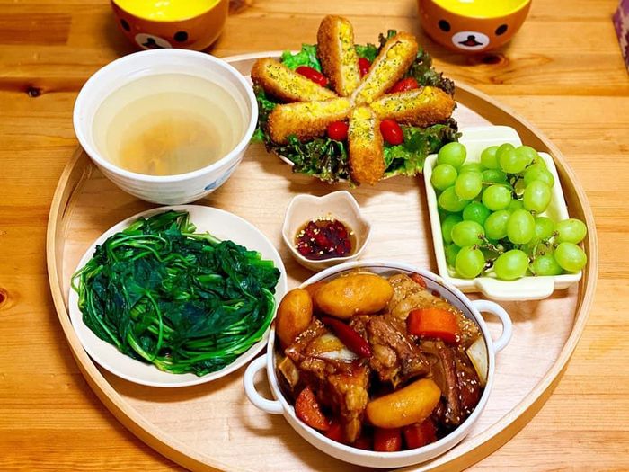 Ngoài những bữa cơm đơn giản, bạn cũng nên chiêu đãi gia đình những món ăn cầu kỳ. Những gia đình có trẻ nhỏ có thể tham khảo thực đơn gồm các món tôm bọc ngô chiên giòn, sườn om rau củ. Để bổ sung màu xan cho bữa ăn, bạn chuẩn bị thêm nho và rau muống luộc.
