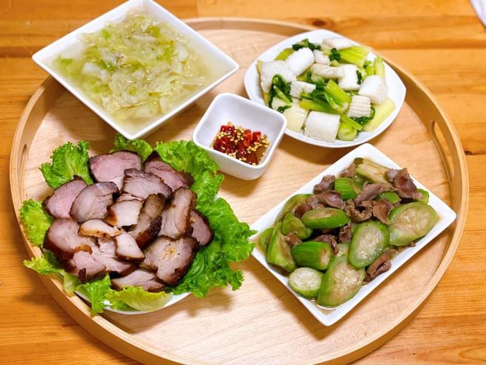 Khi không có nhiều thời gian nấu nướng, bạn nên chọn thực đơn bữa tối gồm những món truyền thống dễ nấu. Mâm cơm với thịt heo ngũ vị mướp xào mề gà, mực xào cần tây, canh bắp cải thịt băm là gợi ý bạn có thể tham khảo.