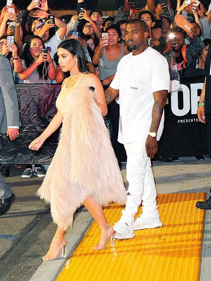 Kim Kardashian nhiều lần trở thành tâm điểm chế giễu của dân mạng vì phong cách thời trang khó hiểu giữa mùa hè. Việc mặc váy len bó sát cùng đôi boots cao tái chế từ quần jeans cũ tại sự kiện thời trang năm 2016 khiến ngôi sao 39 tuổi lạc lõng giữa đám đông. Cũng trong năm đó, Kim tiếp tục diện áo khoác lông ngột ngạt trong khi những người xung quanh đều đang mặc đồ mùa hè. Ảnh: Thesun, Getty.