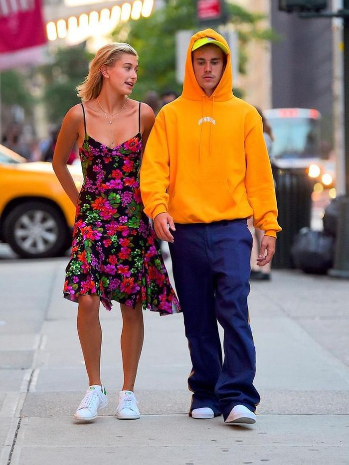 Justin Bieber - Hailey Baldwin thể hiện rõ sự đối lập trong phong cách khi vợ mặc theo chủ đề mùa hè, còn chồng lại diện đồ như đang ở đầu mùa đông. Khi đó, nhiệt độ tại New York (Mỹ) là 32 độ C. Ảnh: Popsugar.