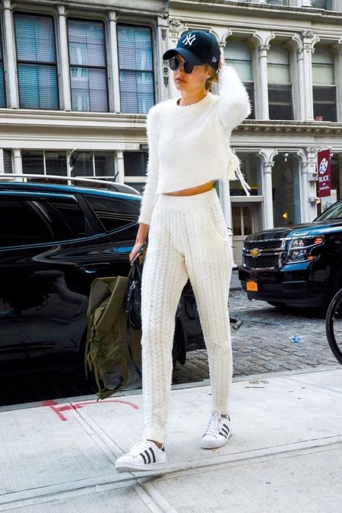 Giữa mùa hè nóng bức 32 độ C, Gigi Hadid vẫn diện áo nỉ dài tay, quần dài bằng chất liệu dày, trong khi cô bạn bên cạnh mát mẻ với áo hai dây và quần shorts. Một lần khác, chân dài sinh năm 1995 còn mặc cả bộ đồ len màu trắng dù New York vẫn đang nắng chang chang. Ảnh: PP.