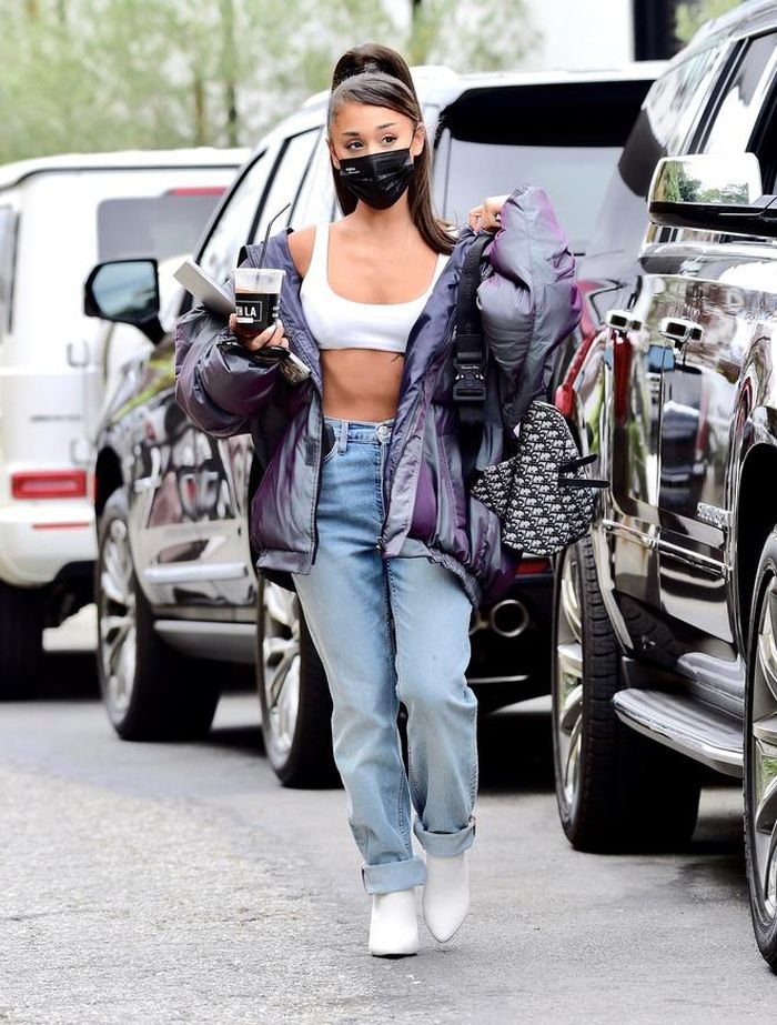Nữ ca sĩ khéo léo phối quần jeans baggy cùng bra thể thao và giày cao cổ nhằm khoe vóc dáng thon gọn. Chiếc túi Dior được nhiều người lăng xê thời gian qua cũng giúp chủ nhân hit 7 rings nâng tầm outfit thêm đẳng cấp. Tuy nhiên, chiếc áo khoác mùa đông mới là thứ thu hút ánh nhìn đến với Ariana. Ảnh: SplashNews.
