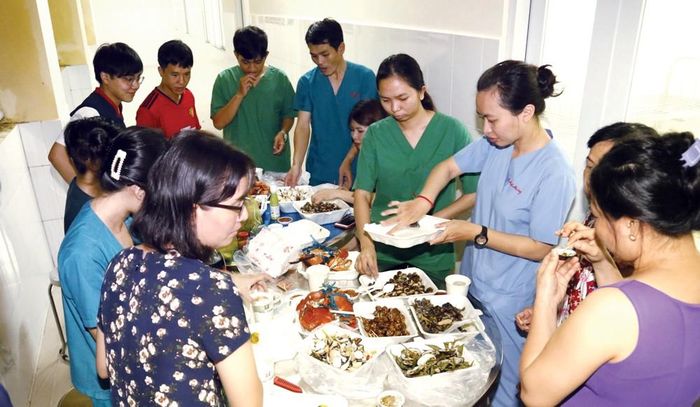 Bữa ăn vội trước giờ vào ca
